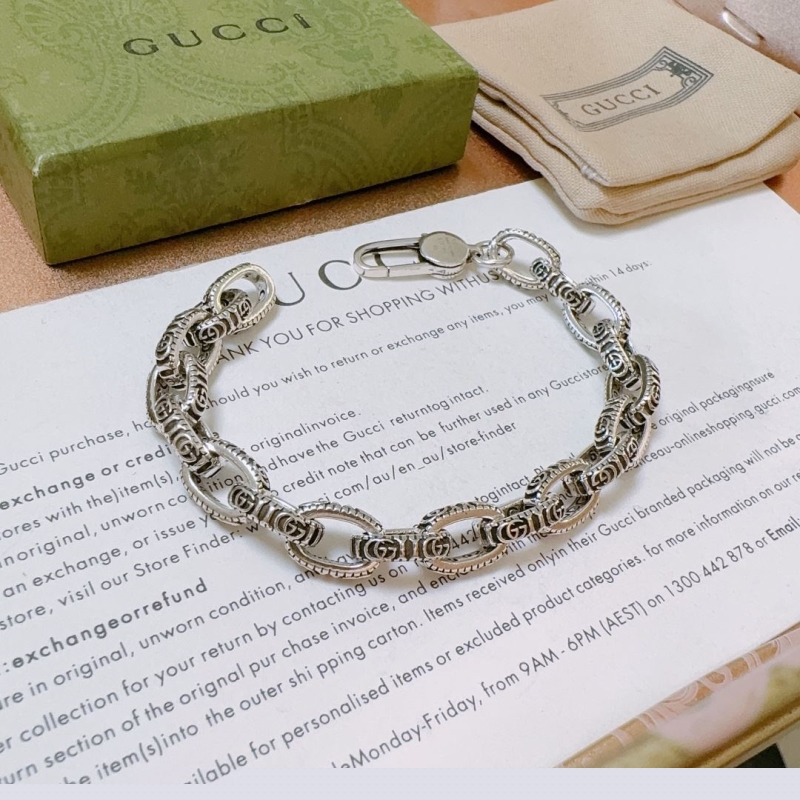G*u*i bracelets